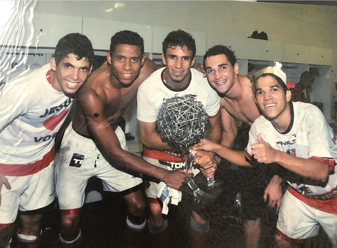 Foto: Natan, Everton Senna, Memo, Gilberto e Renatinho. Campeão Pernambucano 2011.